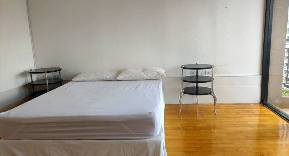 For rent 3 bedrooms condo in Khlong Toei, Bangkok