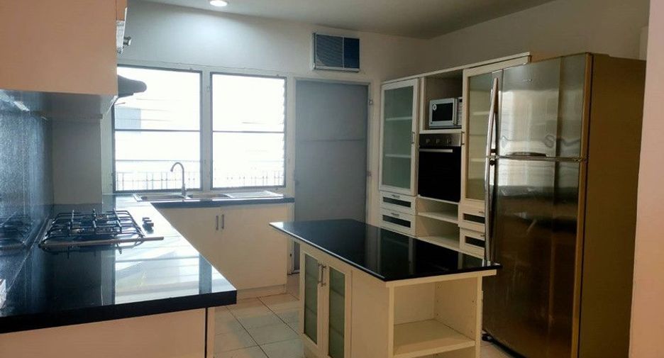 For rent 3 bedrooms condo in Khlong Toei, Bangkok