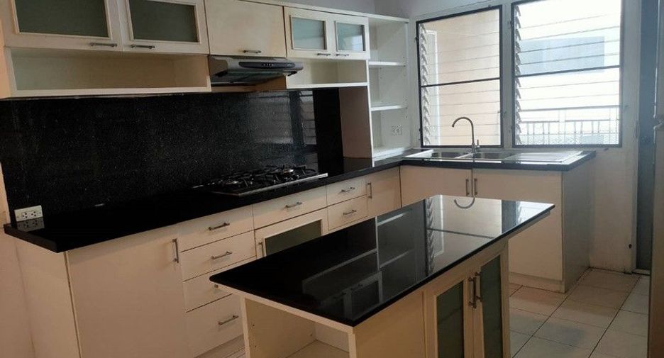 For rent 3 bedrooms condo in Khlong Toei, Bangkok