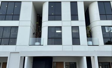For rent 3 bedrooms townhouse in Yan Nawa, Bangkok