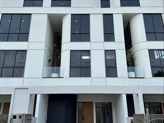 For rent 3 bedrooms townhouse in Yan Nawa, Bangkok