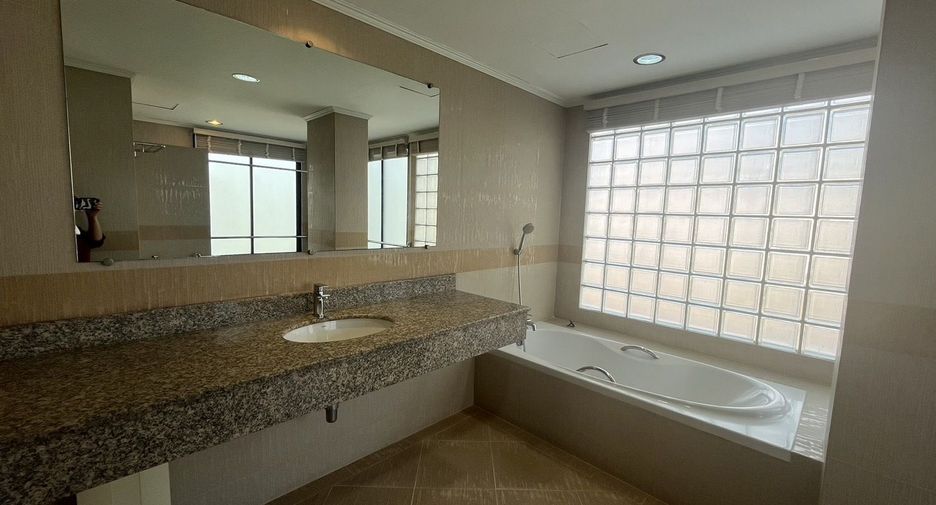 For rent 3 bedrooms apartment in Sathon, Bangkok