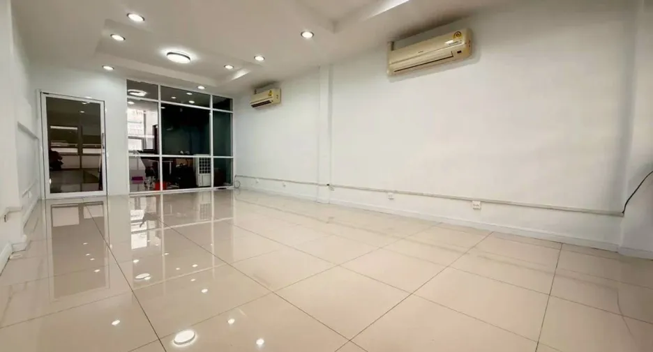 For rent 3 bedrooms office in Khlong Toei, Bangkok