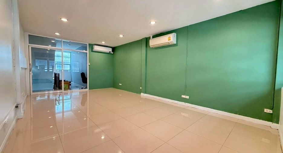 For rent 3 bedrooms office in Khlong Toei, Bangkok