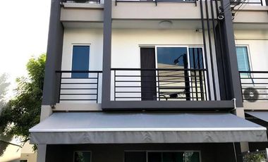 Casa adosada en venta de 3 habitaciones en Suan Luang, Bangkok