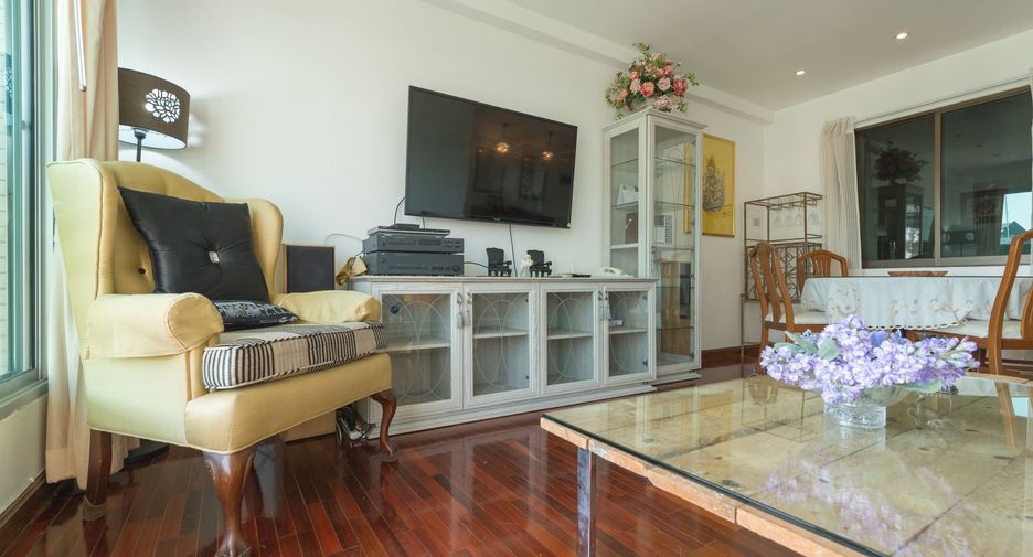 For rent 2 bedrooms condo in Pathum Wan, Bangkok