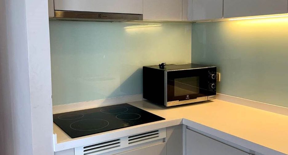 For rent 3 bedrooms condo in Khlong Toei, Bangkok