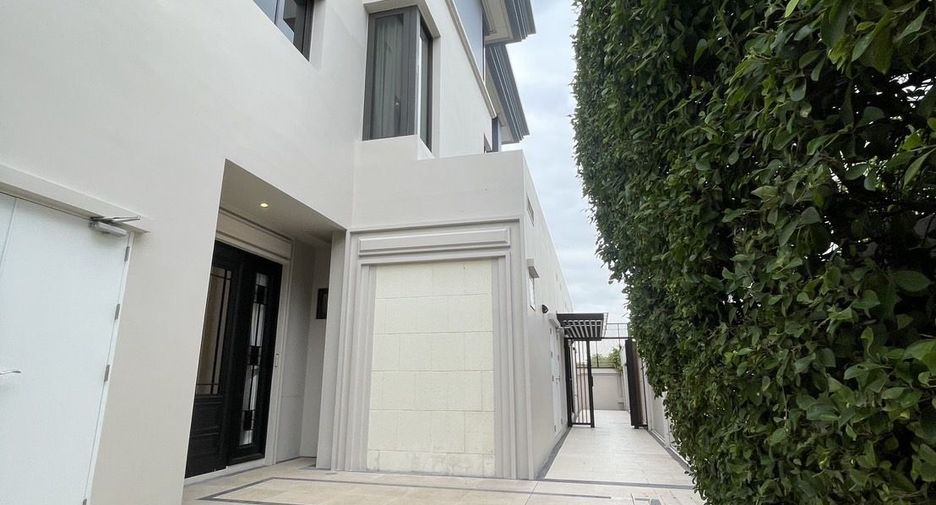 For sale 5 bedrooms house in Saphan Sung, Bangkok