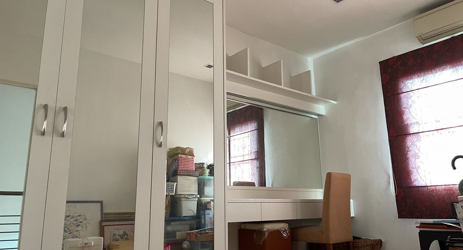 À vendre 3 chambres maison de ville à Lak Si, Bangkok