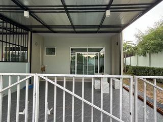 À vendre 3 chambres maison de ville à Bang Lamung, Chonburi
