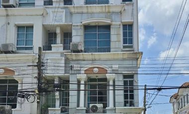 For sale 3 bedrooms townhouse in Wang Thonglang, Bangkok