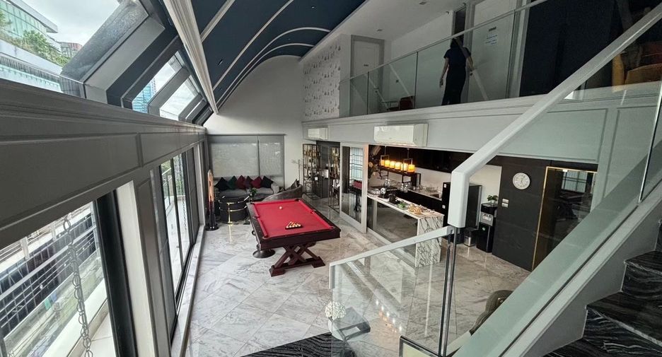 For sale 43 bedrooms retail Space in Watthana, Bangkok