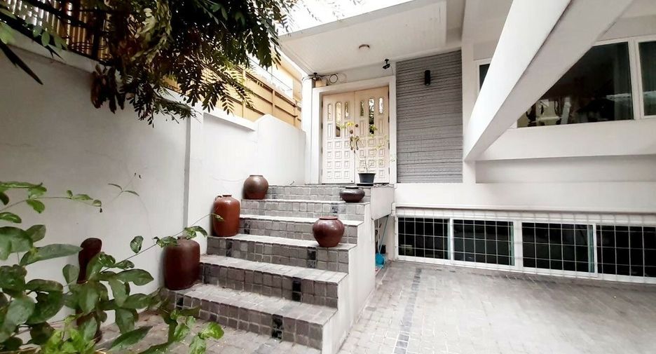 Reihenhaus zur Miete mit 5 Zimmer in Watthana, Bangkok
