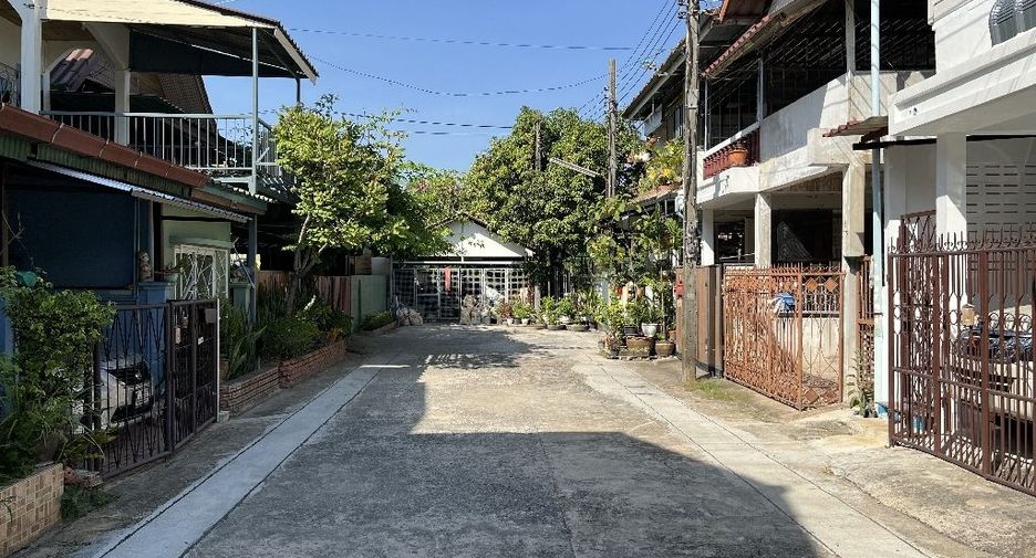 For sale 4 bedrooms townhouse in Bang Khen, Bangkok