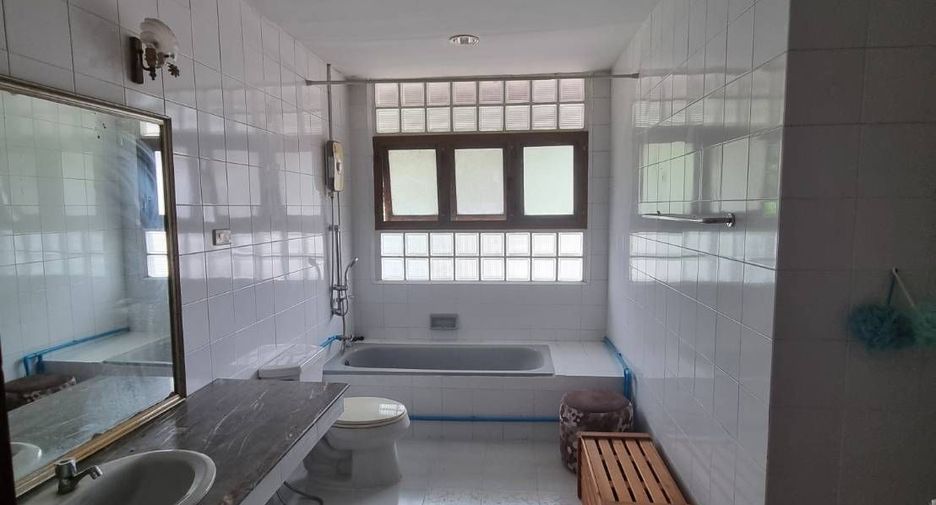 For sale 4 bedrooms house in Bang Kapi, Bangkok