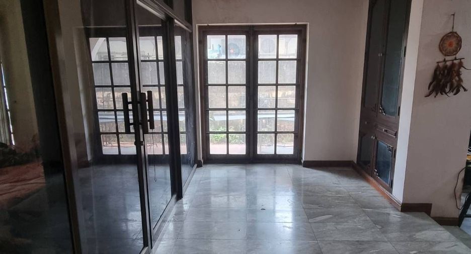For sale 4 bedrooms house in Bang Kapi, Bangkok