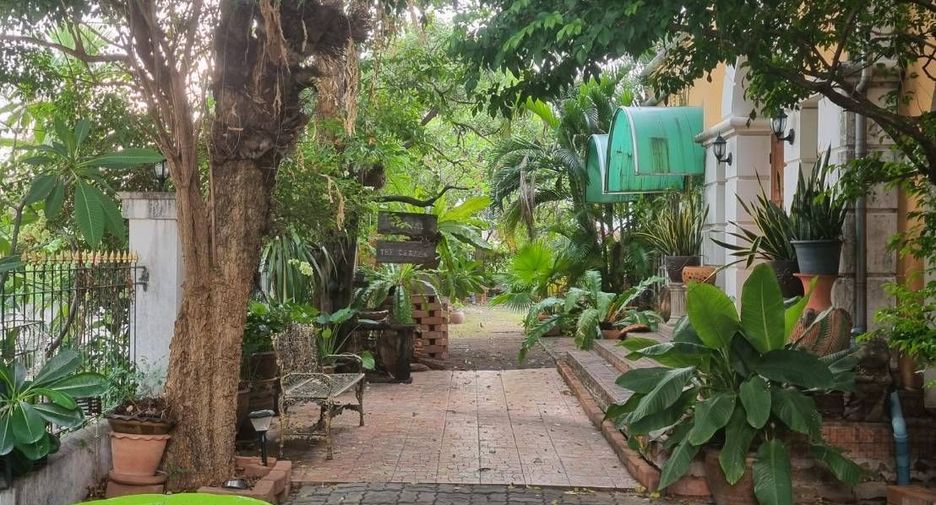 For sale 4 bedrooms house in Bang Kapi, Bangkok