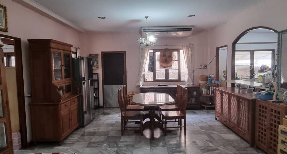 For sale 4 bedrooms house in Bang Kapi, Bangkok