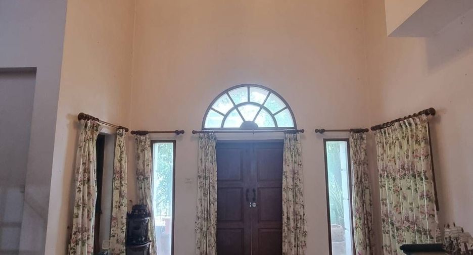 For sale 4 bedrooms house in Bang Kapi, Bangkok