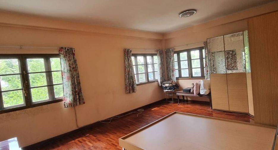 For sale 4 bedrooms house in Bang Kapi, Bangkok