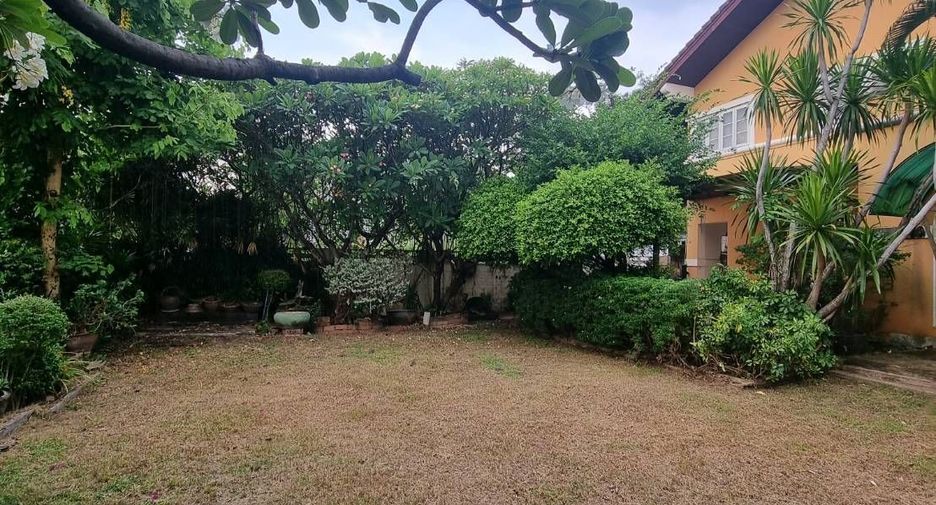 For sale 4 bedrooms house in Bang Kapi, Bangkok