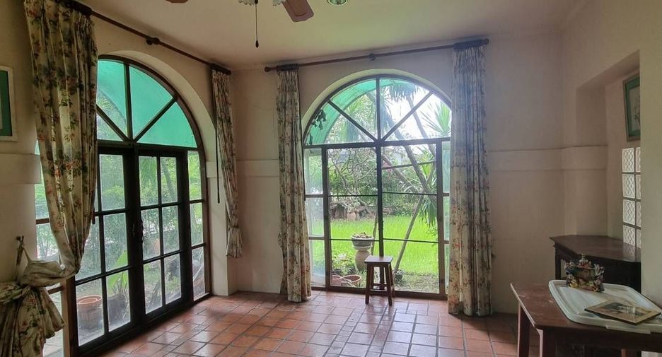 For sale 4 bedrooms house in Bang Kapi, Bangkok