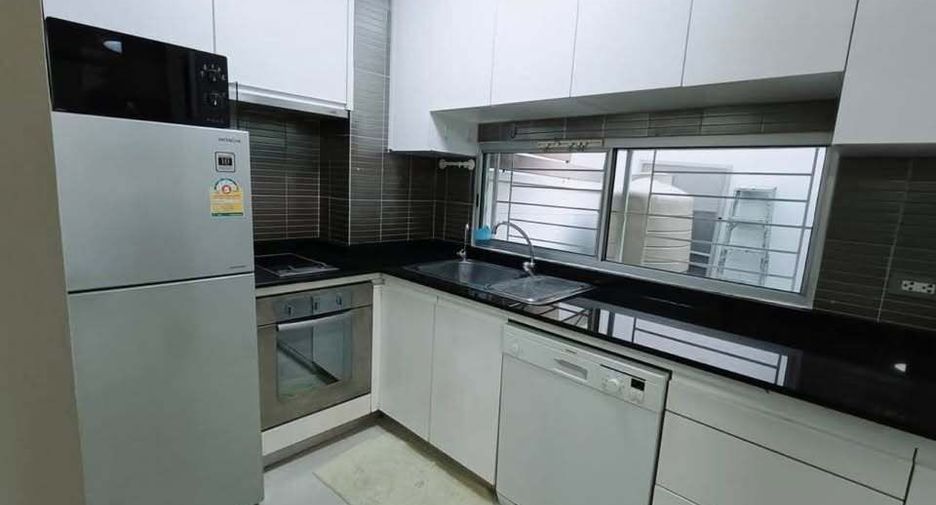 For rent 3 bedrooms townhouse in Bang Kapi, Bangkok
