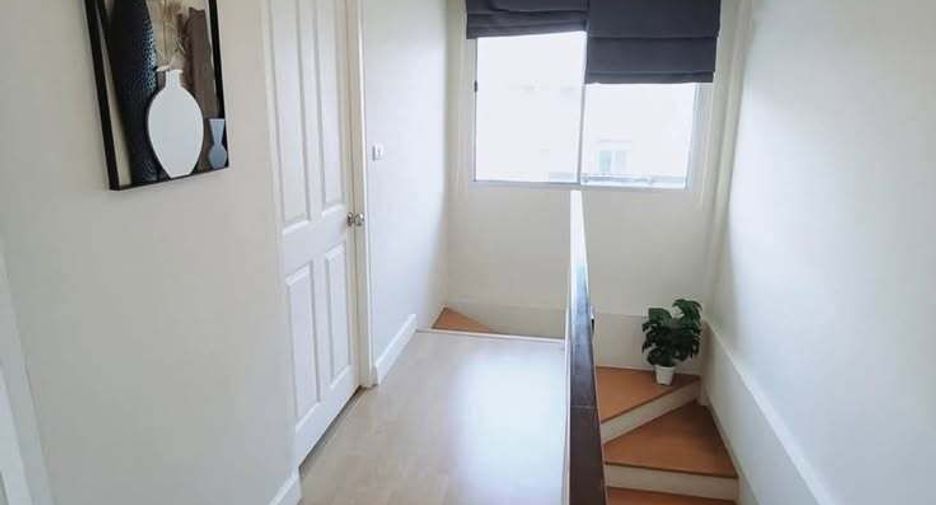For rent 3 bedrooms townhouse in Bang Kapi, Bangkok