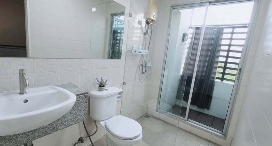 For rent 3 bedrooms townhouse in Bang Kapi, Bangkok