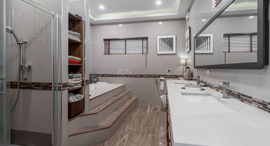 Casa en venta de 5 habitaciones en Bang Lamung, Chonburi