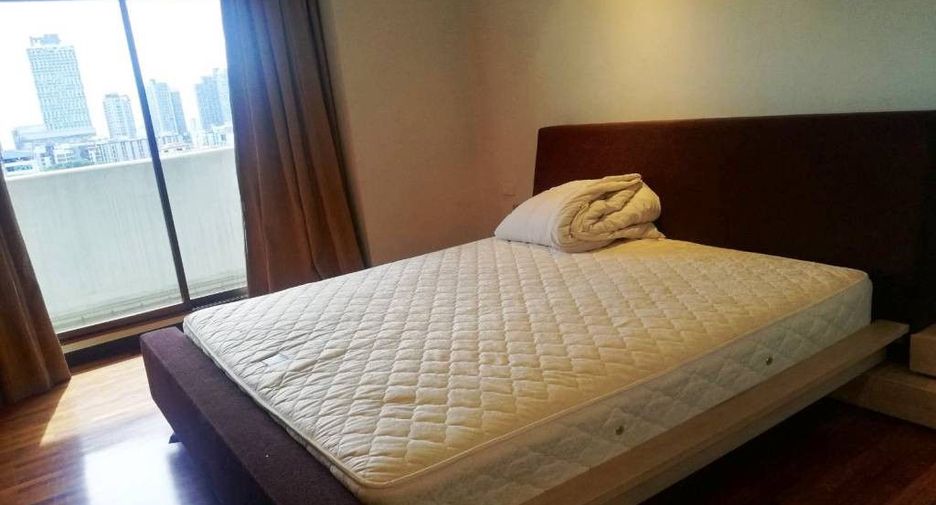 For rent 2 bedrooms condo in Phra Khanong, Bangkok
