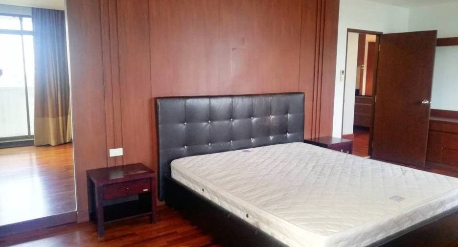 For rent 2 bedrooms condo in Phra Khanong, Bangkok