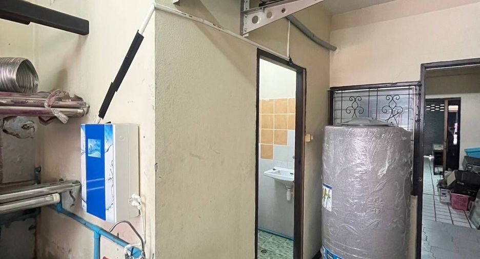 For rent 3 bedrooms office in Huai Khwang, Bangkok