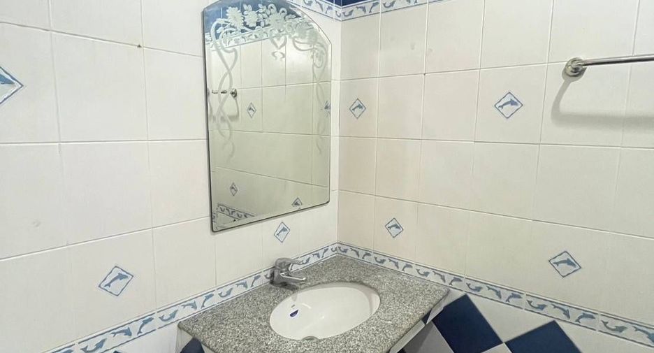 For rent 3 bedrooms office in Huai Khwang, Bangkok