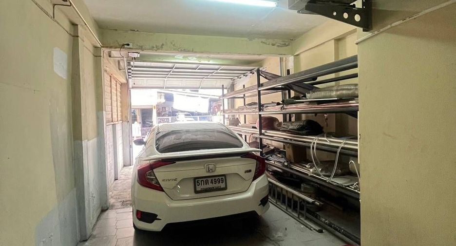 For rent 3 bedrooms office in Huai Khwang, Bangkok