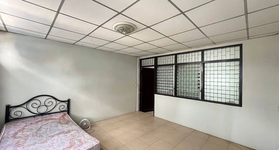 For rent 3 bedrooms office in Huai Khwang, Bangkok