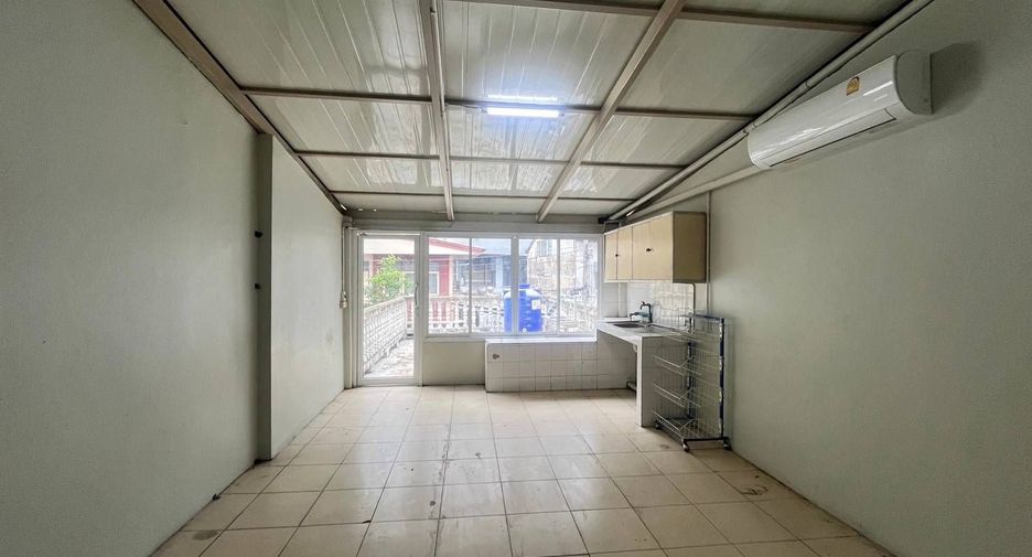 For rent 3 bedrooms office in Huai Khwang, Bangkok