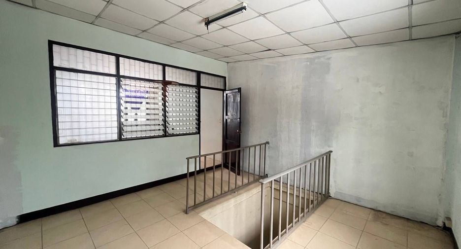 For rent 3 bedrooms office in Huai Khwang, Bangkok