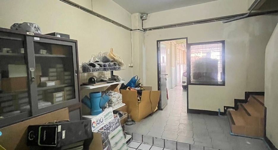 For rent 3 bedrooms office in Huai Khwang, Bangkok