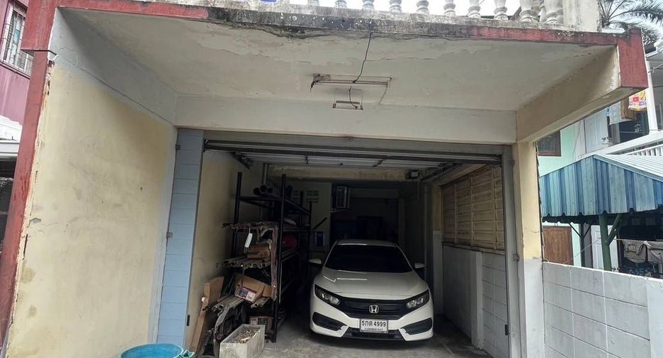 For rent 3 bedrooms office in Huai Khwang, Bangkok