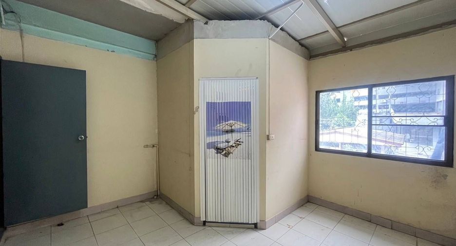 For rent 3 bedrooms office in Huai Khwang, Bangkok