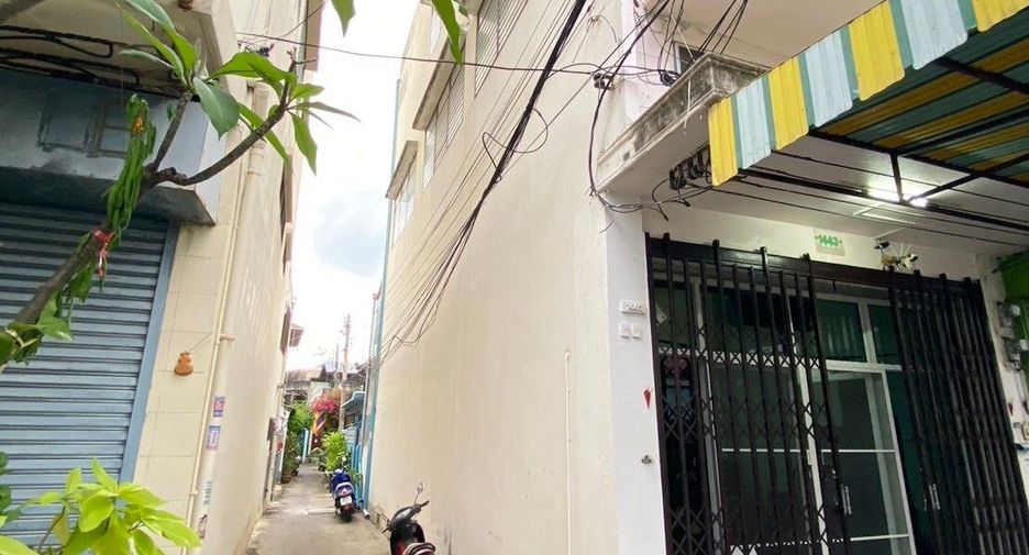 For sale 3 bedrooms townhouse in Bang Phlat, Bangkok
