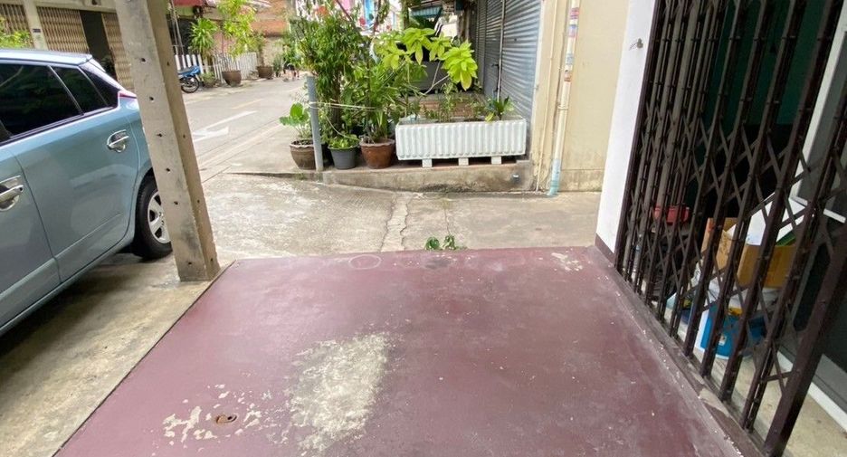 For sale 3 bedrooms townhouse in Bang Phlat, Bangkok