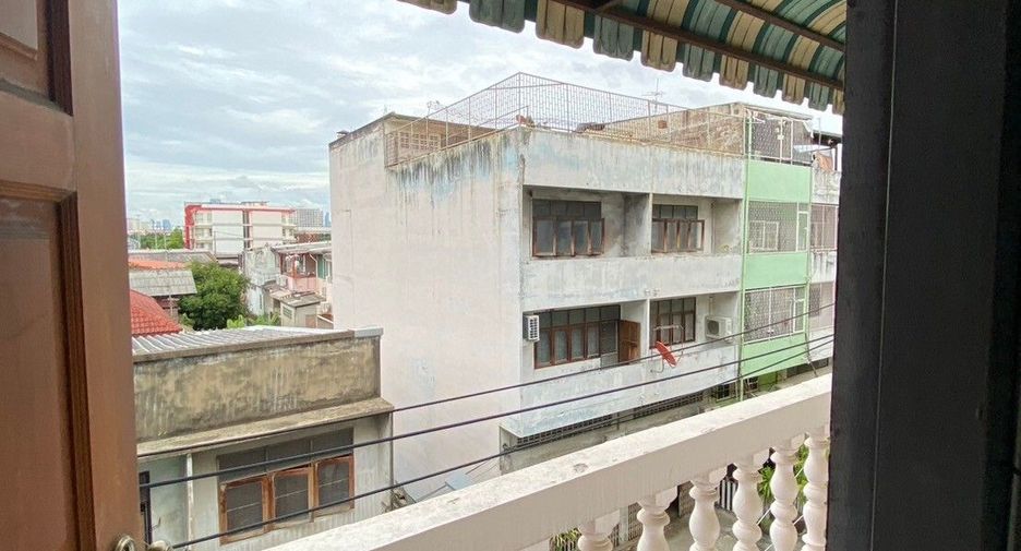 For sale 3 bedrooms townhouse in Bang Phlat, Bangkok