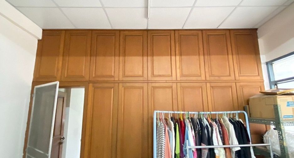 For sale 3 bedrooms townhouse in Bang Phlat, Bangkok