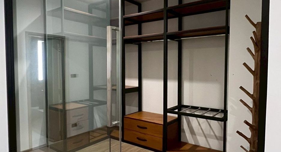 For sale 4 bedrooms house in Wang Thonglang, Bangkok