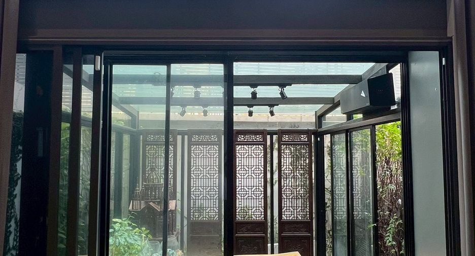 For sale 4 bedrooms house in Wang Thonglang, Bangkok