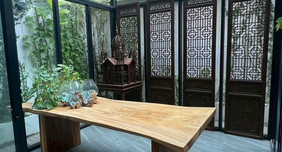 For sale 4 bedrooms house in Wang Thonglang, Bangkok