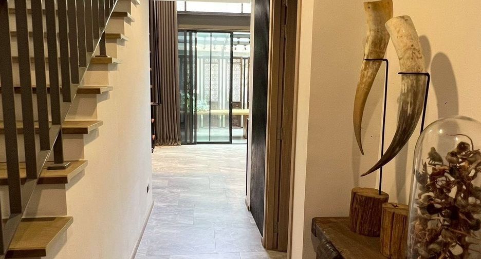 For sale 4 bedrooms house in Wang Thonglang, Bangkok