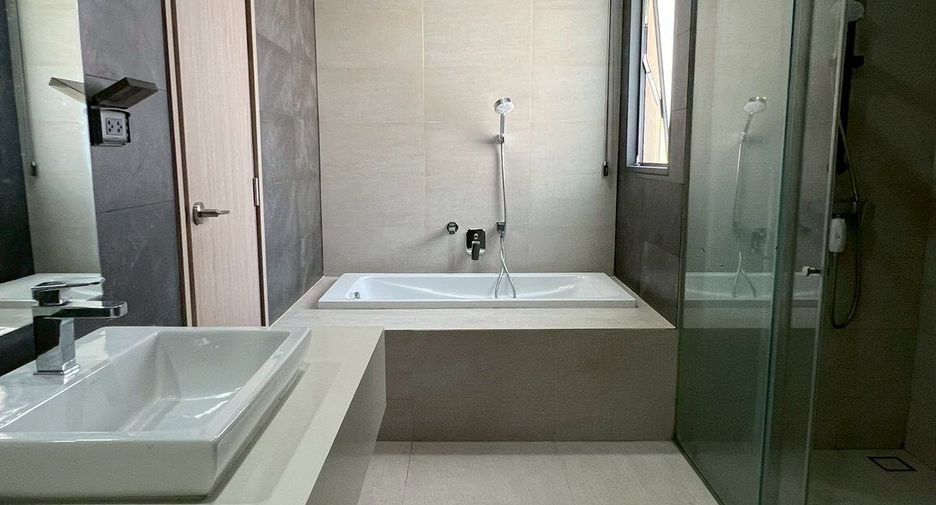 For sale 4 bedrooms house in Wang Thonglang, Bangkok